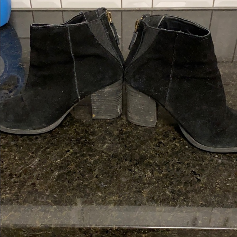 Black urban outfitters suede booties - Picture 2 of 3